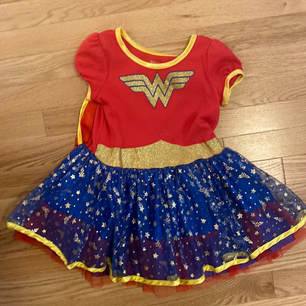 Toddler Wonder Woman Costume with cape and tutu, worn once! NWOT 3t